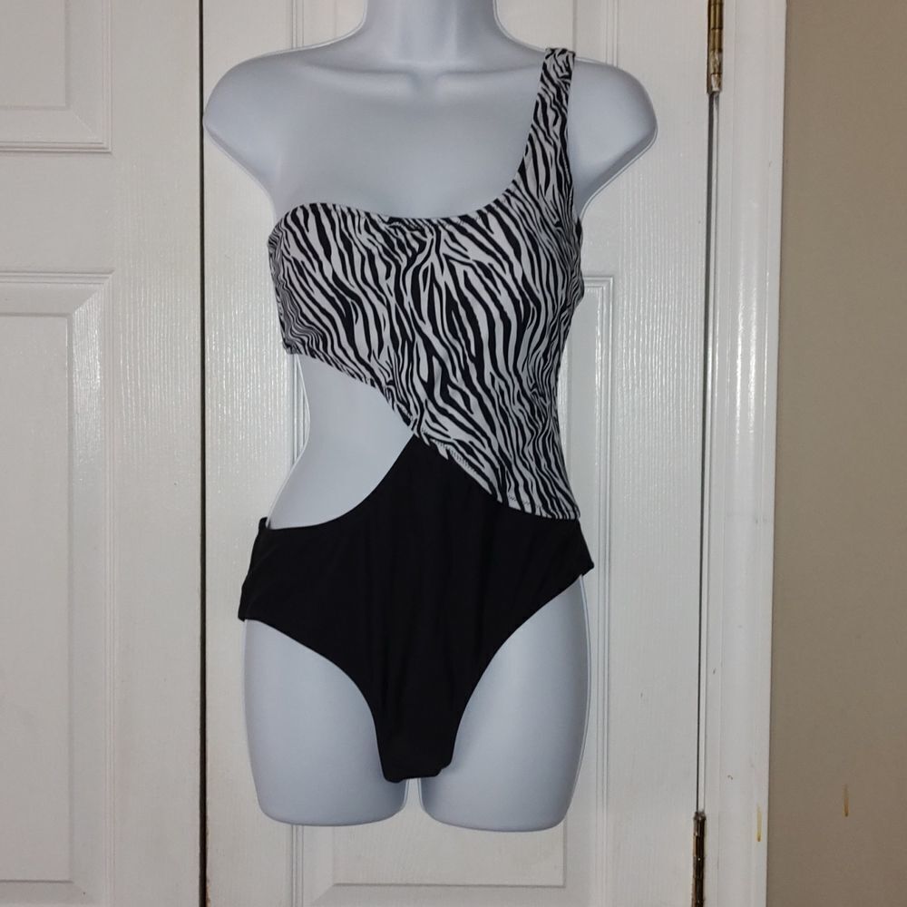 SHEKINI Shoulder Side Cutout One Piece Swimsuit Sz M NWT